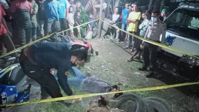 TERGELETAK: Amat tak berdaya setelah menerima luka sabetan di kepala.