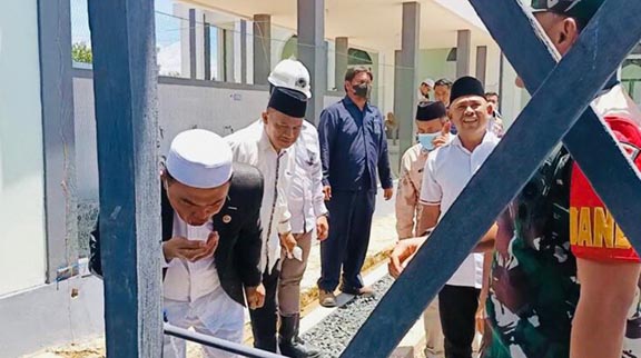 BERSIH: Bupati Tanbu HM Zairullah Azhar mencoba air yang dikelola perusahaan untuk warga di Mantewe, akhir pekan tadi.