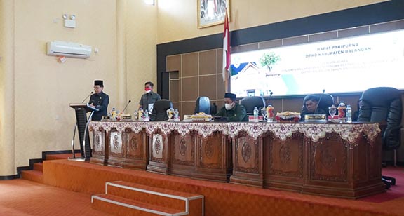PARIPURNA: DPRD Balangan saat menggelar sidang paripurna penyampaian LKPJ. FOTO: MC FOR RADAR BANJARMASIN