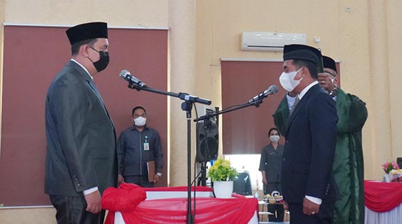 PELANTIKAN: Ketua DPRD Balangan, Ahsani Fauzan (kiri) saat melakukan pengambilan sumpah janji terhadap Dimas Febriandie. FOTO: WAHYUDI/RADAR BANJARMASIN