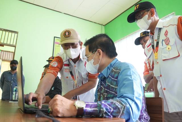 UJIAN : Wakil Bupati Balangan, Supiani yang juga peserta UNAR saat menjawab soal CAT. : FOTO WAHYUDI RADAR BANJARMASIN.