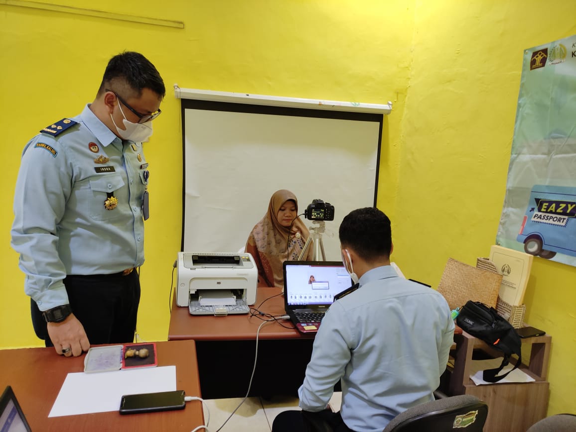 PELAYANAN : Petugas keimigrasian di Unit Kerja Keimigrasian di Kabupaten Balangan saat memberikan pelayanan kepada warga. | FOTO WAHYUDI RADAR BANJARMASIN.