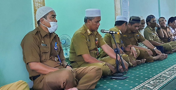 INGATKAN KARYAWAN: Sekda Kota Banjarbaru, Said Abdullah memimpin pelaksanaan salat Dzuhur berjemaah di Musala Pemko Banjarbaru.
