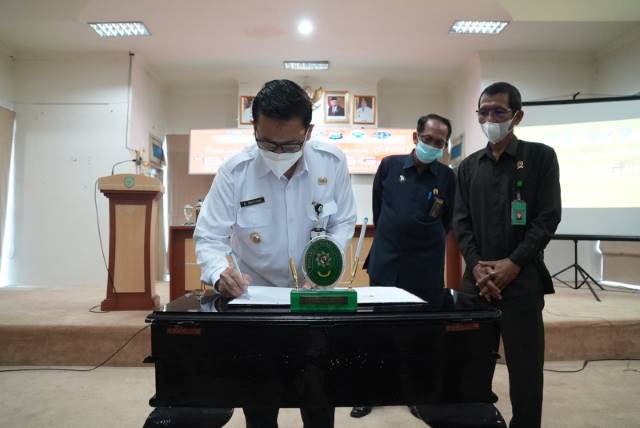 PENANDATANGANAN : Wakil Bupati Balangan, Supiani saat menandatangani kesepakatan bersama dengan Pengadilan Agama Amuntai. : FOTO WAHYUDI RADAR BANJARMASIN.