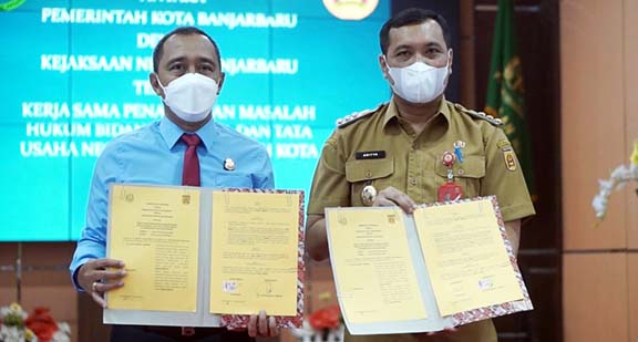 SINERGI: Wali Kota Banjarbaru, Aditya Mufti Ariddin bersama Kepala Kejaksaan Negeri Kota Banjarbaru, Hadiyanto menandatangani MoU (Memorandum of Understanding) pada Senin (4/4).