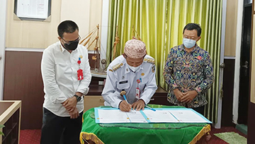 TEKEN: Bupati Tala HM Sukamta menandatangani dokumen serah terima hibah BMN dari BPPW Kalsel.