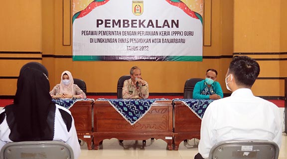 DIMOTIVASI: Sekda Banjarbaru, Said Abdullah dan Plt Kadisdik Banjarbaru, Lia Astuti memberikan arahan kepada PPPK Guru Tahap II di lingkungan Disdik Banjarbaru.
