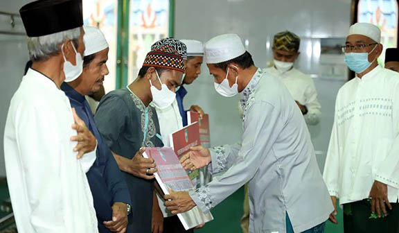 BANTUAN: Bupati Tala HM Sukamta menyerahkan dana hibah di Desa Handil Babirik, Kecamatan Bumi Makmur.