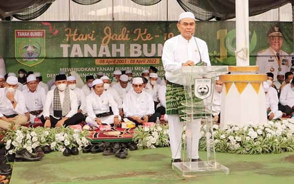 CITA-CITA: Bupati Tanbu HM Zairullah Azhar saat memberikan sambutan pada acara Hari Jadi ke-19 Tanah Bumbu.