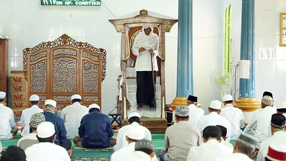 KHOTBAH: Bupati Tala HM Sukamta menjadi khatib Salat Jumat.