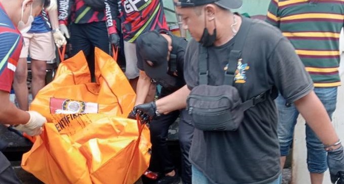 EVAKUASI: Relawan mengevakuasi jenazah dari rumahnya di Jalan Belitung Darat. | FOTO: RELAWAN FOR RADAR BANJARMASIN