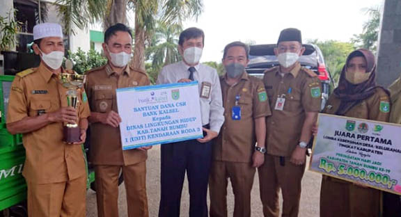 JERIH PAYAH: Panitia lomba menyerahkan piala kepada aparatur Desa Pagatan yang berhasil keluar sebagai jawara dalam ajang lomba kelurahan.
