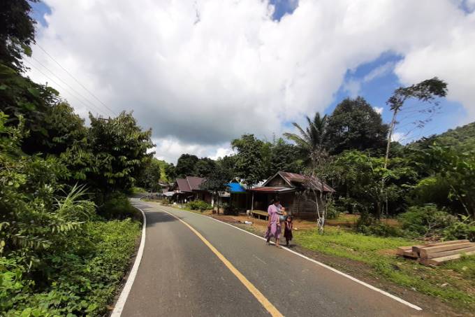 PERLU LEBIH DARI JALAN ASPAL: Suasana di Dusun Munggu Ringkit Kecamatan Piani, Kabupaten Tapin pada Minggu (10/4) pagi. Akses jalan yang mulus dan masuknya aliran listrik, tak berarti dusun yang berbatasan dengan Kabupaten Banjar ini mendapatkan perhatian