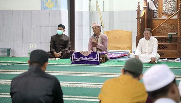 BERKAH RAMADAN: Bupati Tala HM Sukamta mengisi tausiah subuh di Masjid Al-Ikhlas Pelaihari.