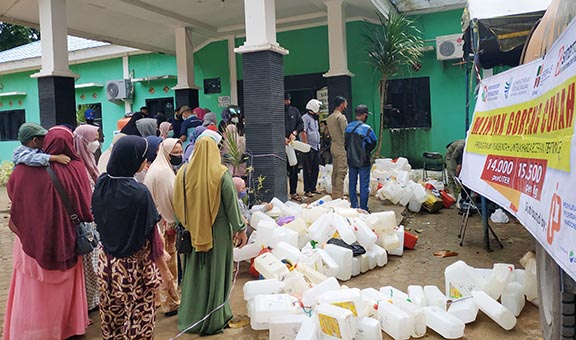 MEMBELUDAK: Warga Pelaihari dan sekitarnya antre di pasar murah migor curah yang digelar di halaman Kantor Diskopdag Tala.