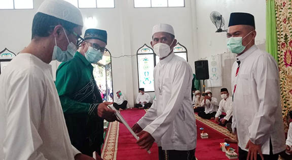 BANTU: Bupati Tala HM Sukamta menyerahkan bantuan pada Safari Ramadan.