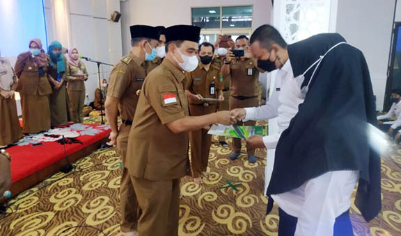 SYUKUR: Bupati Tanbu HM Zairullah Azhar menyampaikan ucapan selamat kepada CPNS, Senin (18/4).