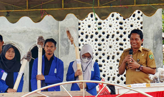 SOSIAL: Bupati Balangan, Abdul Hadi (kanan) saat menjadi juru lelang pada saprah amal pembangunan Masjid Sabilal Muttaqin. | FOTO HUMAS FOR RADAR BANJARMASIN