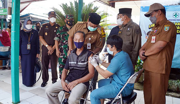 VAKSINASI: Paman Birin saat meninjau proses vaksinasi di Puskesmas Paringin. | FOTO WAHYUDI RADAR BANJARMASIN