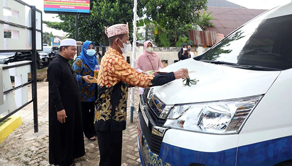BEROPERASI: Bupati Tala HM Sukamta meresmikan mobil toko IKM.
