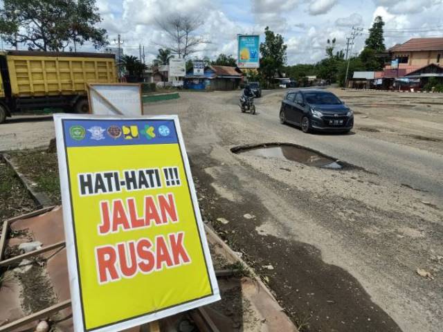 JALAN RUSAK: Salah satu sudut jalan di Bundaran Bungur Tapin saat difoto Maret lalu. Masih banyak titik rawan di jalanan Kalsel. | FOTO: DOK/RADAR BANJARMASIN