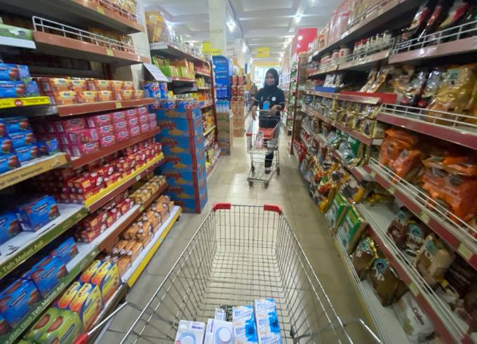 BELANJA: Menjelang lebaran, pusat perbelanjaan modern di Banjarbaru banyak didatangi warga yang ingin berbelanja. | Foto: Muhammad Rifani/Radar Banjarmasin