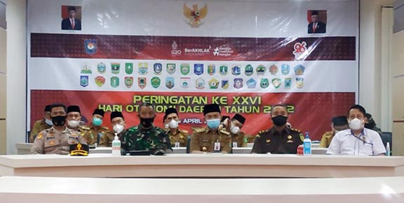 MANDIRI: Sekda Pemkab Tanbu Ambo Sakka menghadiri perayaan Hari Otonomi Daerah secara virtual, Senin (25/4).