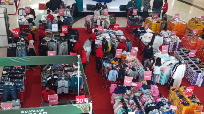 RAMAI DISKON: Suasana di Q Mall Banjarbaru, kemarin. Jelang Hari Raya Idulfi tri, sejumlah pusat perbelanjaan dan mal di Kalsel mulai dipadati pengunjung. | FOTO: SUTRISNO/RADAR BANJARMASIN