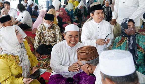 AKRAB: Sejumlah tamu bersilaturahmi dengan Bupati Tanah Bumbu HM Zairullah Azhar di kediaman pribadinya di Jalan Sultan Adam Banjarmasin.
