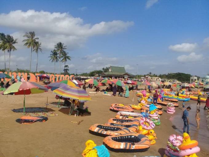 RAMAI: Suasana Pantai Takisung dipadati pengunjung yang memanfaatkan libur Lebaran. (Foto: Norsalim Yahya/Radar Banjarmasin)