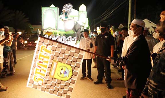 DIHIDUPKAN LAGI: Bupati Tanbu HM Zairullah Azhar mengibarkan bendera tanda dimulainya Festival Tanglong, Minggu (1/5) malam.