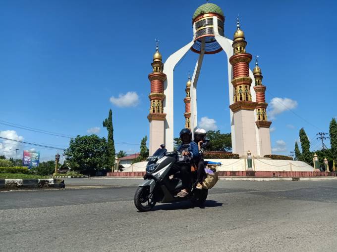 MASIH LANCAR: Pengendara dari hulu sungai melintas di bundaran Tapin, sore kemarin. Arus balik ke Banjarmasin terpantau lancar. | FOTO: RASIDI FADLI/RADAR BANJARMASIN