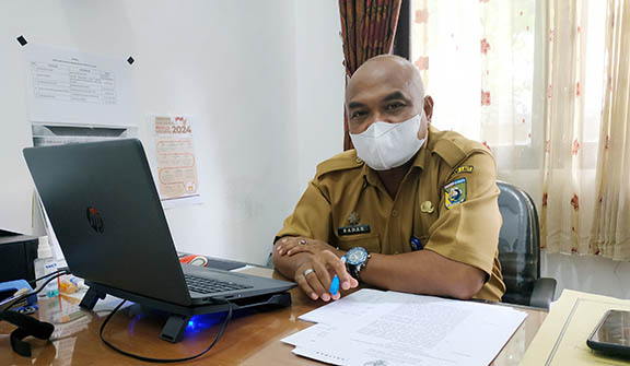 JELASKAN: Kepala Bidang Politik pada Kesbangpol Tala Muhammad Badaruddin ketika ditemui di kantornya, Senin (9/5). | NORSALIM YAHYA/RADAR BANJARMASIN