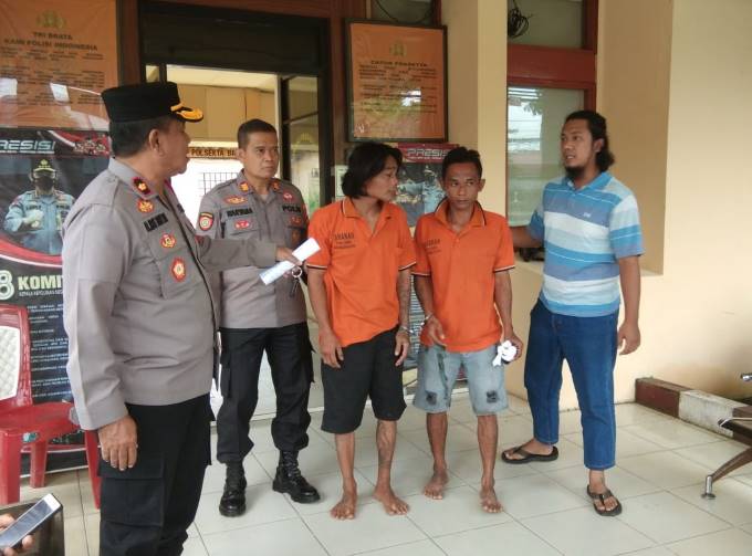 HUKUMAN BERAT MENANTI: Dua pelaku, Hadi dan Jumadi di Mapolsek Banjarmasin Selatan. Keduanya dijerat dengan pasal pembunuhan. | Foto: MAULANA/RADAR BANJARMASIN