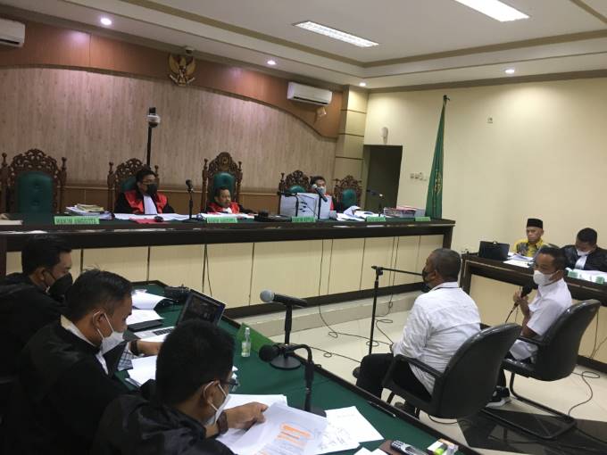 DENGARKAN KESAKSIAN: Bupati Hulu Sungai Utara (HSU) nonaktif Abdul Wahid melirik saksi dalam sidang dugaan pidana korupsi di Pengadilan Tipikor Banjarmasin, kemarin. | FOTO: M OSCAR FRABY/RADAR BANJARMASIN