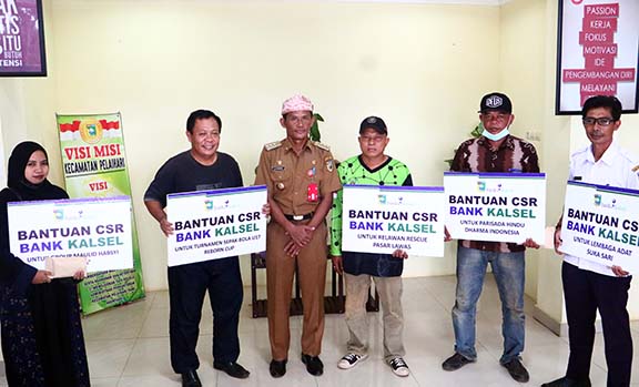 SENANG: Bupati Tala HM Sukamta menyerahkan bantuan CSR Bank Kalsel di Kantor Camat Pelaihari.