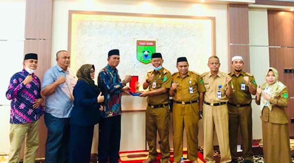 KOMPARASI: DPRD Kutai Kertanegara foto bersama jajaran Dinas Kesehatan Tanah Bumbu dalam kunjungan kerja, awal pekan tadi.