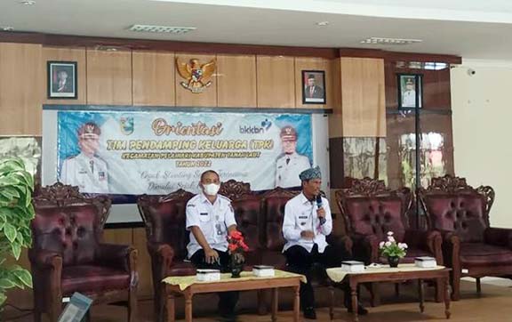 PERHATIAN KHUSUS: Bupati menjadi narasumber pada orientasi Tim Pendamping Keluarga (TPK) Kecamatan Pelaihari.