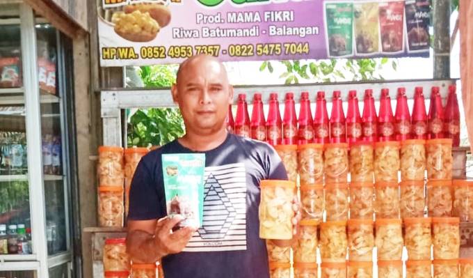 TEKUN: Abdul Hadi yang akrab disapa Gundul, menekuni bisnis mandai sejak 2017. Ia pun coba memproduksi beragam varian kuliner berbahan dasar mandai. | FOTO: WAHYUDI/RADAR BANJARMASIN