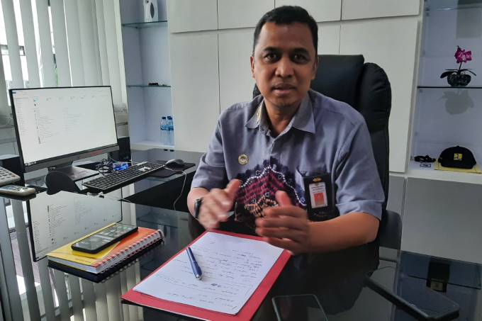 DINAS PERUMAHAN: Kepala Disperkim Banjarmasin, Chandra menjelaskan tentang rencana perbaikan ratusan jalan kompleks di Banjarmasin. | FOTO: WAHYU RAMADHAN/RADAR BANJARMASIN