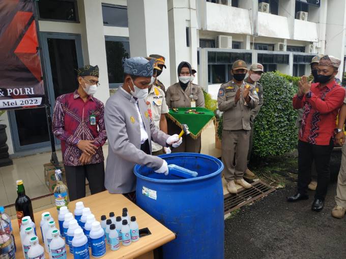 DIMUSNAHKAN: Miras dan minuman beralkohol hasil temuan operasi pekat dimusnahkan pada apel peringatan Hardiknas di halaman Kantor Bupati Tala, Jumat (13/5). | Foto: Norsalim Yahya/Radar Banjarmasin