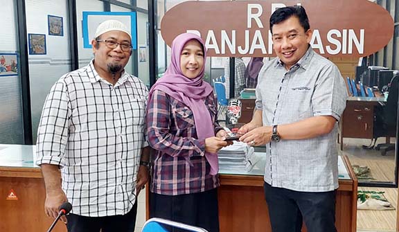 FOTO BERSAMA: Dirut Radio Bumi Bersujud Sukriansyah (kiri) dan Pembina Radio Bersujud, Ardiansyah (kanan) berpose dengan Koordinator Bagian Pemberitaan LPP RRI Banjarmasin Nordiana.