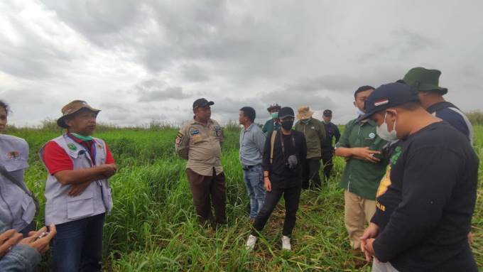 CEK LOKASI: Warga dan jajaran pemerintah HST bersama Pemerintah HSU meninjau lokasi kanal yang tercemar air buangan perusahaan sawit. | FOTO: ISTIMEWA.