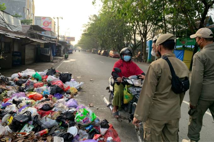 TANGKAP BASAH: Warga tertangkap membuang sampah ke eks TPS Gudang Kulit di Jalan Veteran, kemarin (17/5). TPS itu sudah ditutup pemko sejak tahun lalu. | FOTO: SATPOL PP BANJARMASIN FOR RADAR BANJARMASIN