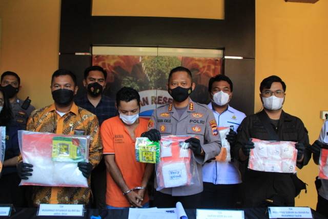 RILIS KASUS: Kapolresta Banjarmasin Kombes Pol Sabana AM bersama tersangka Johan dan barang bukti.