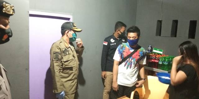 TAK BERIZIN: Pemerintah Kabupaten Tapin tidak pernah mengeluarkan izin tempat karaoke. Nyatanya ada yang membuka karaoke dengan dalih izin kafe. | Foto Dok Radar Banjarmasin.