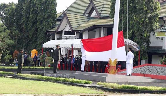 PERINGATI: Suasana peringatan Harkitnas ke-114 di halaman Kantor Bupati Tala, Jumat (20/5).