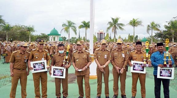 GIGIH: Bupati Tanbu HM Zairullah Azhar foto bersama beberapa SKPD yang meraih juara dalam berbagai lomba yang digelar, belum lama tadi.