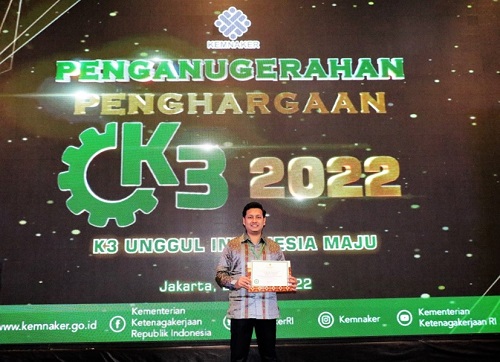 PENGHARGAAN: Perwakilan Arutmin, Adam Gita Akbar saat menerima piagam penghargaan.