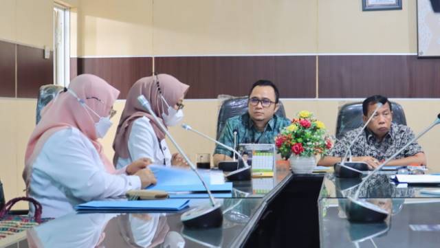 BAHAS BTS: Rapat dengar pendapat antara Komisi III DPRD Banjarmasin dan Dinas Komunikasi Informasi dan Statistik. | FOTO: DPRD FOR RADAR BANJARMASIN